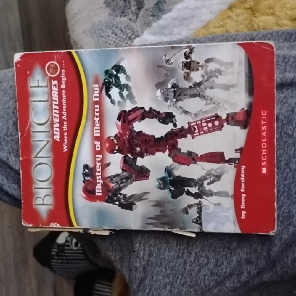 Scholastic Bionicle Adventures: Mystery of Metru Nui - Red and Gray Cover